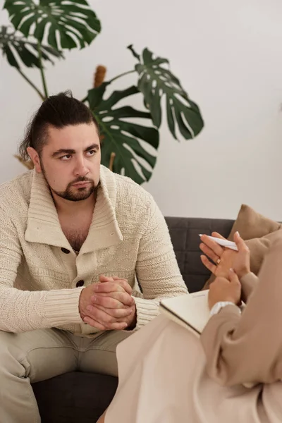 Familie Met Een Kind Bij Een Psychotherapeut Bij Receptie — Stockfoto