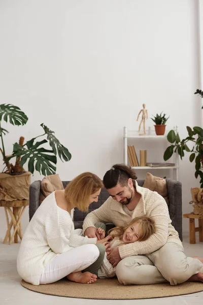 Familie Mit Kind Beim Psychotherapeuten Der Rezeption — Stockfoto