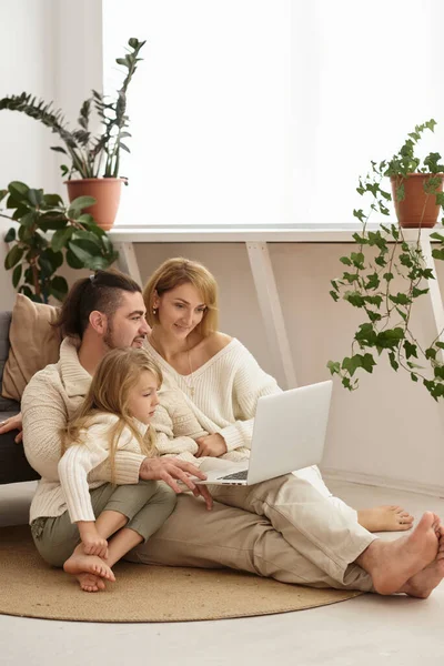 Familie Mit Baby Schaut Auf Laptop — Stockfoto