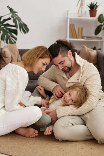 Familie Mit Kind Beim Psychotherapeuten Der Rezeption — Stockfoto