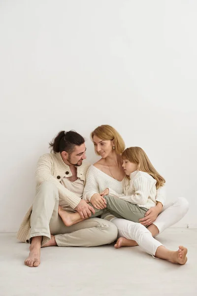 Glückliche Familie Die Zusammen Ruht — Stockfoto