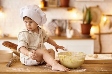 Mutfakta mutlu aile yemekleri.