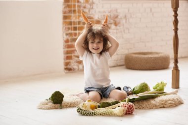 Çocuk mutfakta oynuyor.