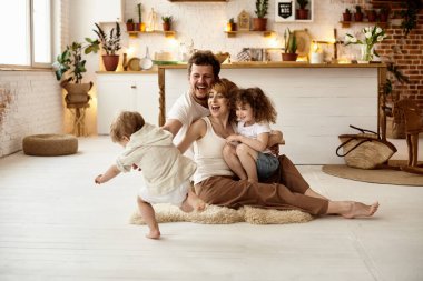 Mutlu aile mutfakta eğleniyor.