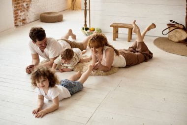 Mutlu aile mutfakta eğleniyor.