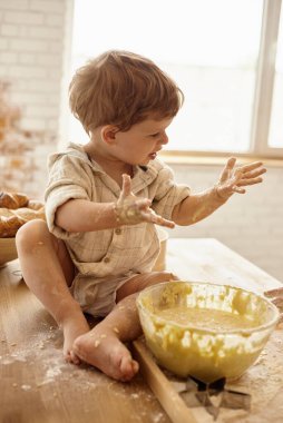 Mutfakta mutlu aile yemekleri.