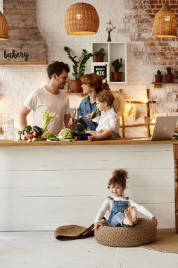 Mutfakta mutlu aile yemekleri.