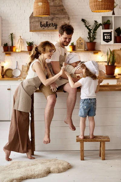 Familia Feliz Con Sus Hijos Cocinando Cocina — Foto de Stock