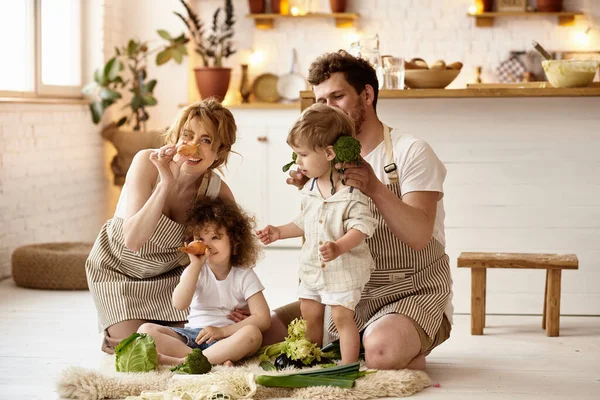 子供たちと一緒に台所で料理をする幸せな家族 — ストック写真