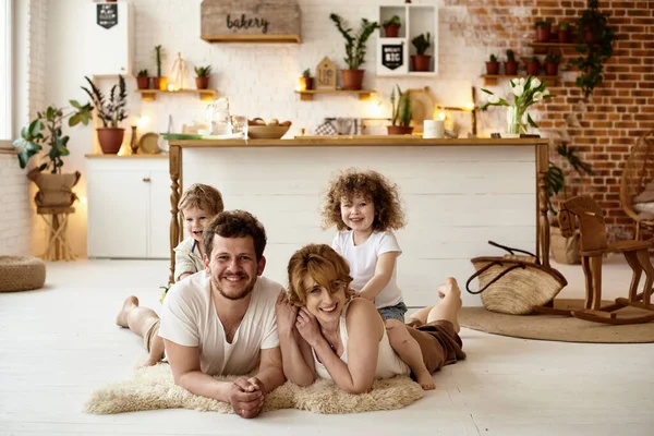 Familia Feliz Divirtiéndose Cocina — Foto de Stock