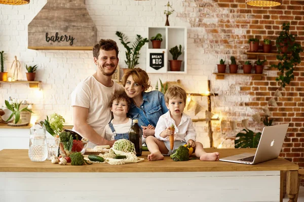 Famille Heureuse Avec Leurs Enfants Cuisiner Dans Cuisine — Photo