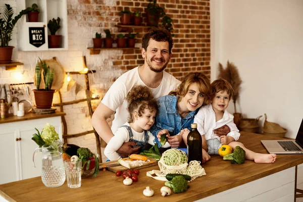Famille Heureuse Avec Leurs Enfants Cuisiner Dans Cuisine — Photo