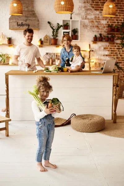 キッチンで楽しい時間を過ごしている幸せな家族 — ストック写真