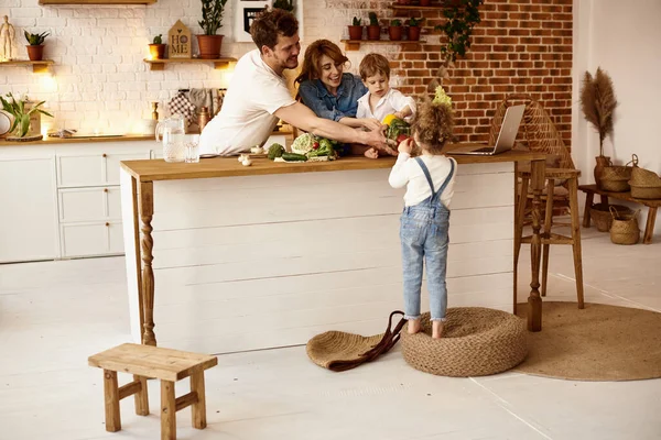 Gelukkig Gezin Met Hun Kinderen Koken Keuken — Stockfoto