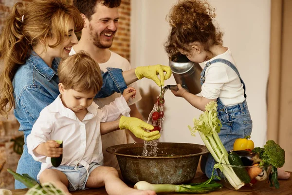 Glückliche Familie Mit Ihren Kindern Beim Kochen Der Küche — Stockfoto