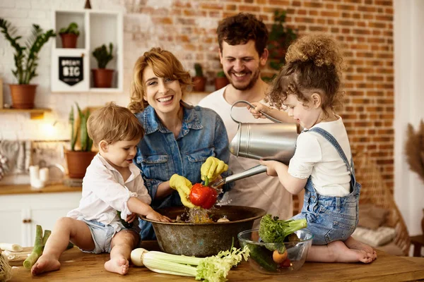 Famille Heureuse Avec Leurs Enfants Cuisiner Dans Cuisine — Photo