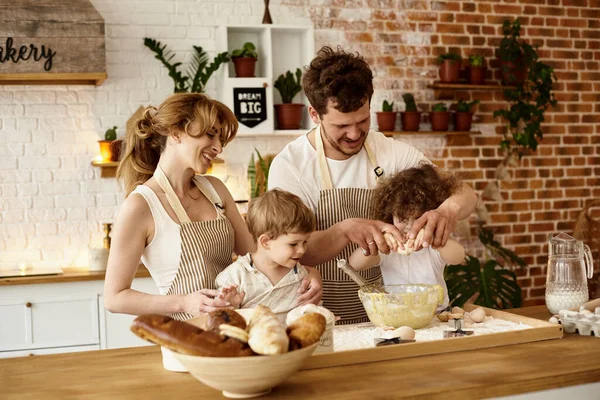 Ευτυχισμένη Οικογένεια Παιδιά Τους Μαγειρεύουν Στην Κουζίνα — Φωτογραφία Αρχείου