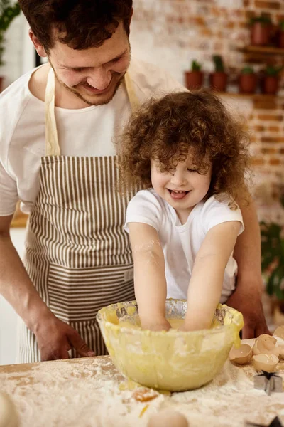 Tochter Hilft Papa Der Küche — Stockfoto