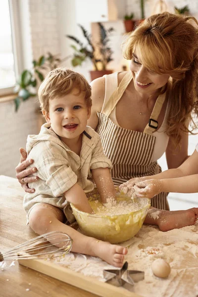 Sohn Hilft Mutter Der Küche — Stockfoto