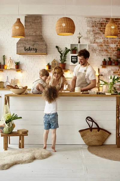 Gelukkig Familie Koken Keuken — Stockfoto