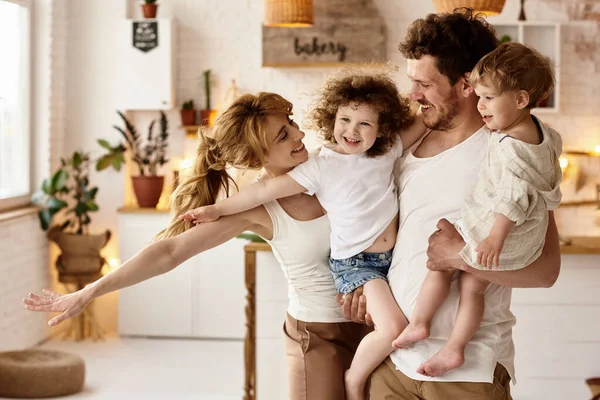Lycklig Familj Kul Köket — Stockfoto