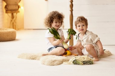 Çocuk mutfakta oynuyor.