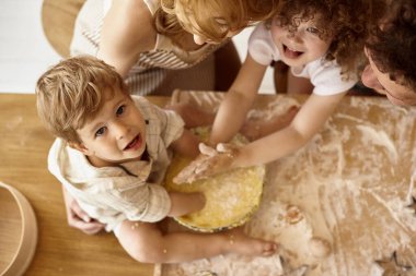 Oğlu annesine mutfakta yardım ediyor.