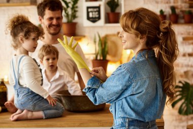 Mutfakta mutlu aile yemekleri.
