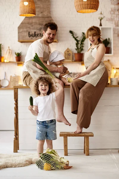 Famille Heureuse Avec Leurs Enfants Cuisiner Dans Cuisine — Photo