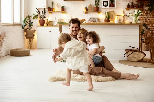 Familia Feliz Divirtiéndose Cocina —  Fotos de Stock