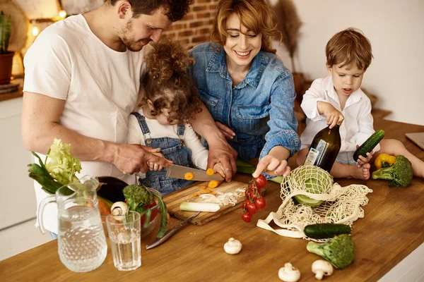 Famille Heureuse Avec Leurs Enfants Cuisiner Dans Cuisine — Photo