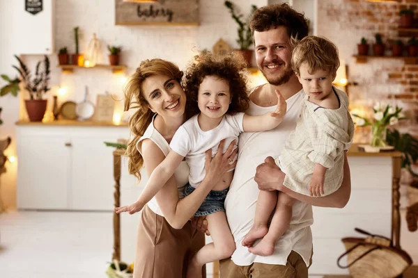 Lycklig Familj Kul Köket — Stockfoto