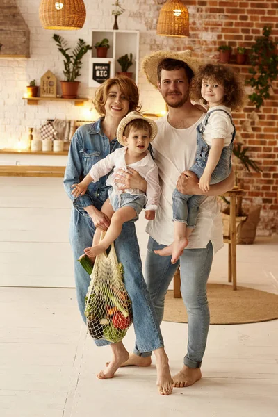 Familia Feliz Divirtiéndose Cocina — Foto de Stock