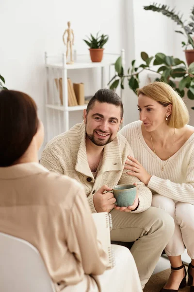 Familie Met Een Kind Bij Een Psychotherapeut Bij Receptie — Stockfoto