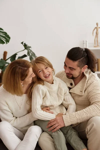 Familie Mit Kind Beim Psychotherapeuten Der Rezeption — Stockfoto