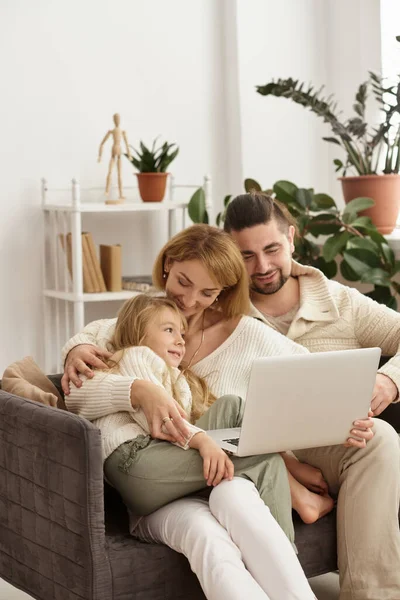 Familie Mit Baby Schaut Auf Laptop — Stockfoto