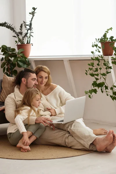 Familie Mit Baby Schaut Auf Laptop — Stockfoto