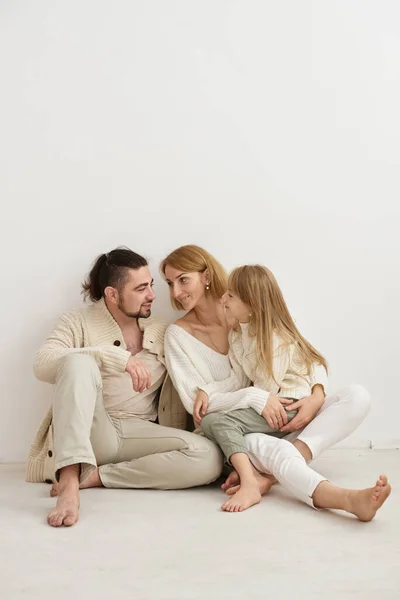 Mutlu Aile Birlikte Dinleniyor — Stok fotoğraf
