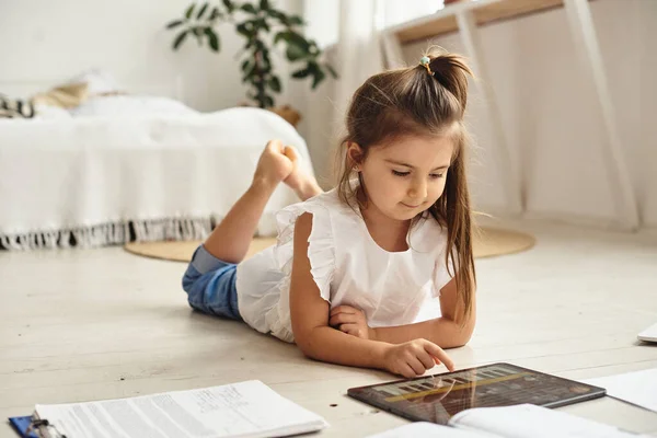 Chica Enseña Lecciones Juega Tableta Casa —  Fotos de Stock