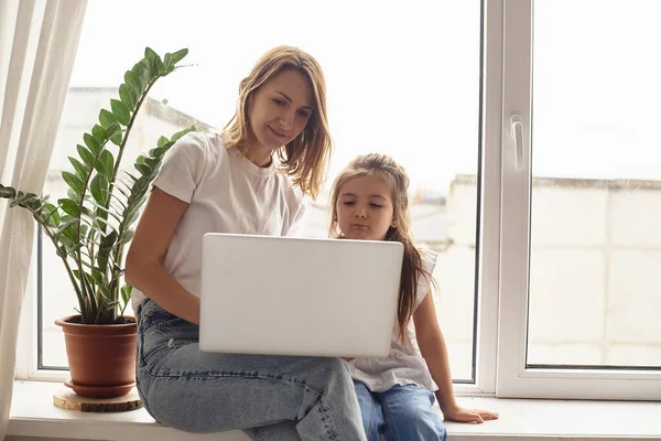 Hija Juega Con Mamá Gato Mientras Mamá Trabaja Computadora —  Fotos de Stock