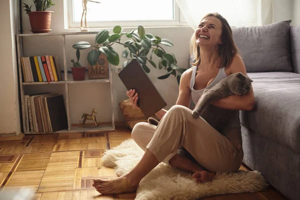 Dochter Speelt Met Mam Kat Terwijl Mam Werkt Computer — Stockfoto