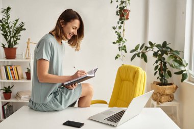 Karantina sırasındaki kadın rahat bir ev ortamında çalışıyor.