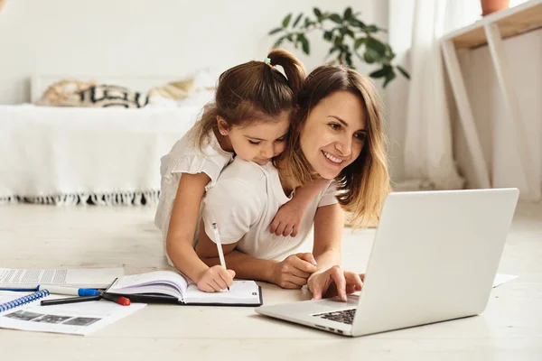 Hija Juega Con Mamá Gato Mientras Mamá Trabaja Computadora —  Fotos de Stock