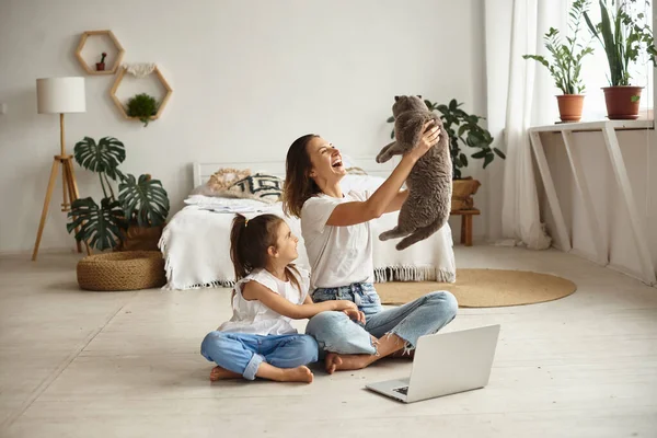 Dochter Speelt Met Mam Kat Terwijl Mam Werkt Computer — Stockfoto