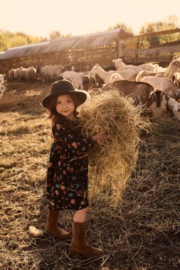 Küçük bir kız hayvanlarla çiftlikte olmaktan hoşlanıyor..