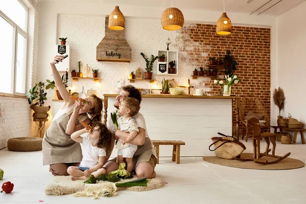 Gelukkig Gezin Hebben Plezier Keuken — Stockfoto