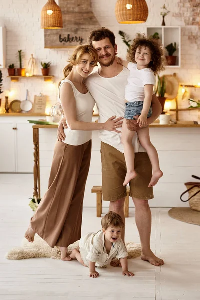 キッチンで楽しい時間を過ごしている幸せな家族 — ストック写真