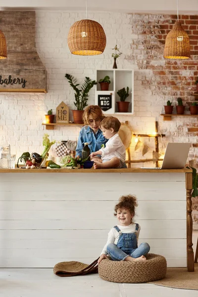 Gelukkig Familie Koken Keuken — Stockfoto