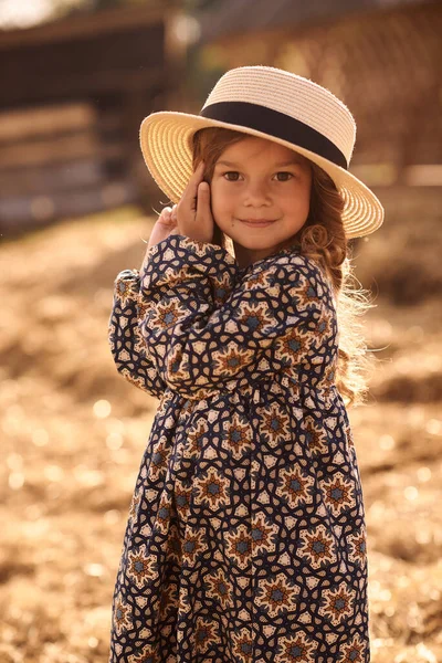 Een Klein Meisje Geniet Van Het Zijn Een Boerderij Met — Stockfoto