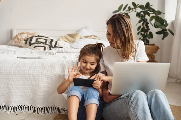 Hija Juega Con Mamá Gato Mientras Mamá Trabaja Computadora — Foto de Stock